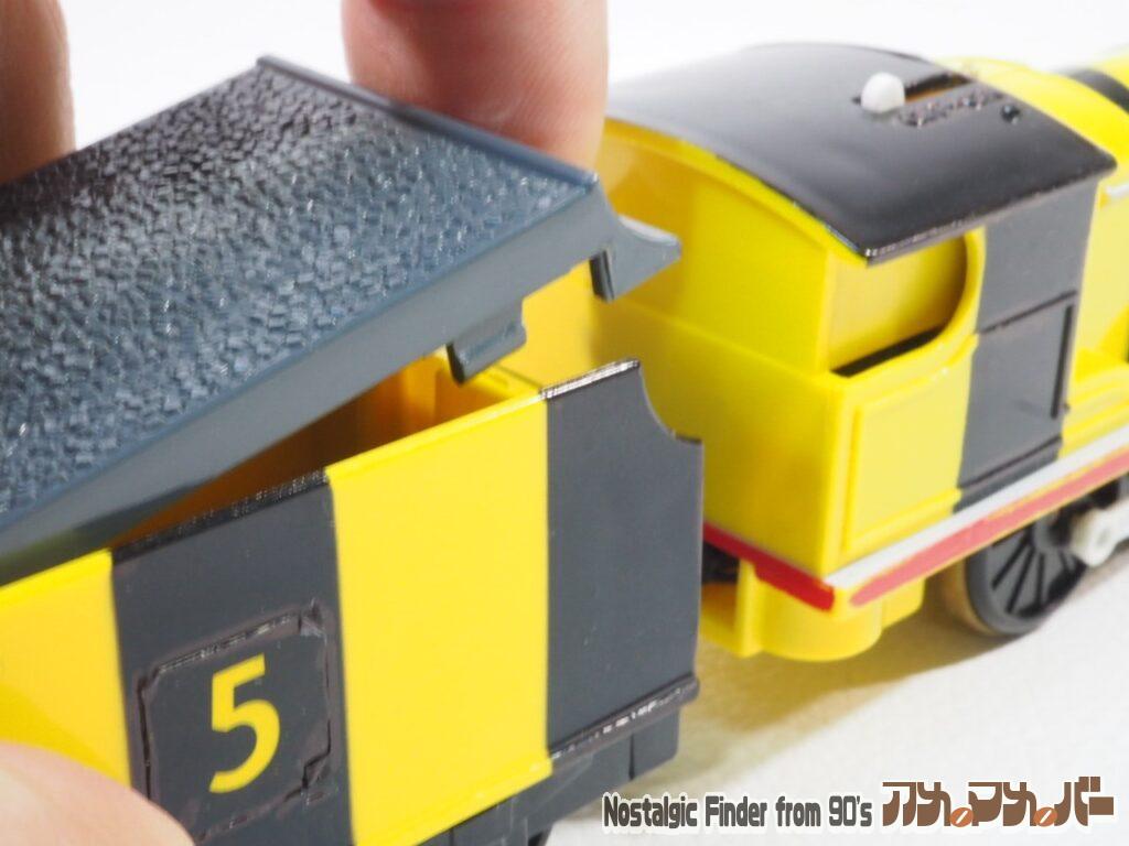 プラレール  ビジービージェームス 電池交換02