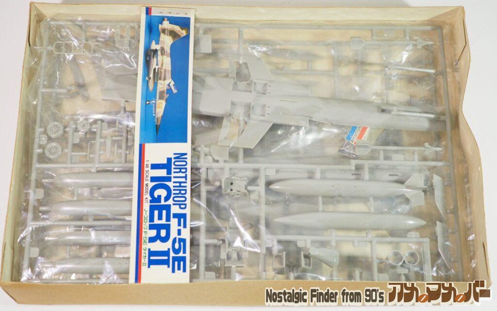 1/48 F-5E タイガーⅡ 箱 中身