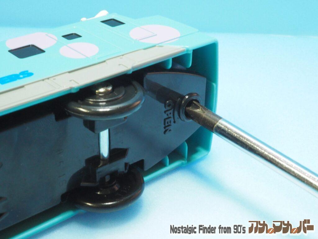 モンスターズ スケアラートレイン 電池交換01