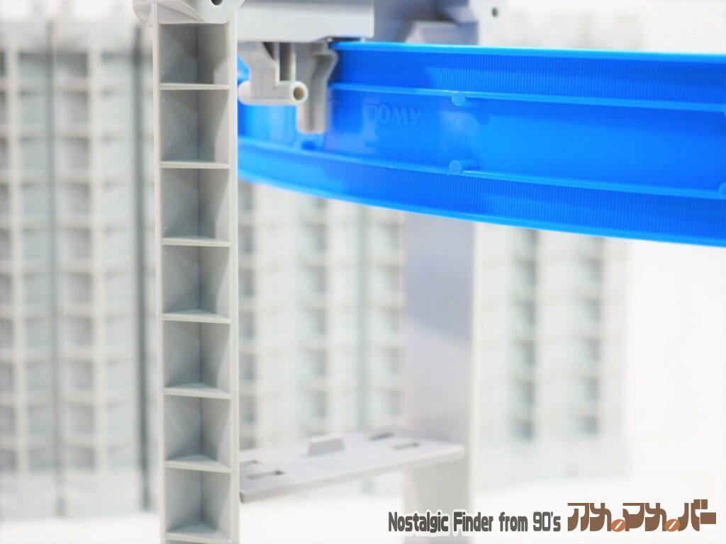 モノレール橋脚 レール吊り下げ時